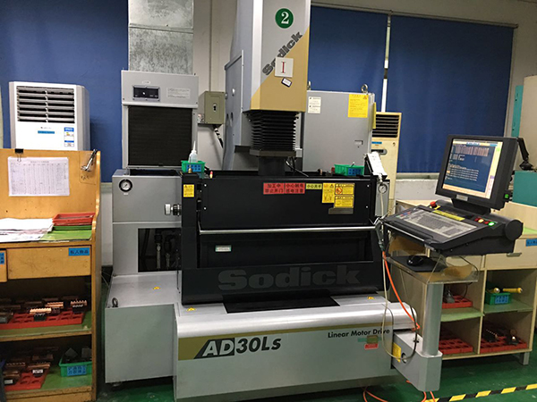 模具零配（pèi）件加（jiā）工機器