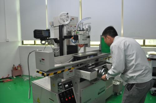 注塑模具滑塊壓板和耐磨塊（kuài）的油槽設計要求